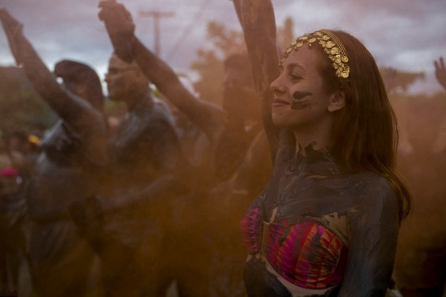 巴西狂欢节，少男少女用泥浆释放激情！(1)