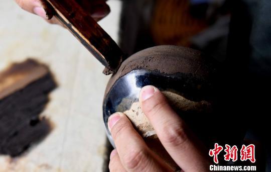 建盏等破损器物采用福州脱胎漆艺修缮技艺进行修复，需经过58道程序。　刘可耕 摄